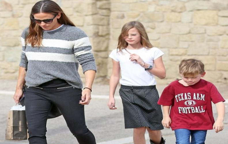 CELEBRITIES THAT FLAUNT THEIR FIGURE IN A TIGHT JEANS CELEBRITIES THAT FLAUNT THEIR FIGURE IN A TIGHT JEANS...