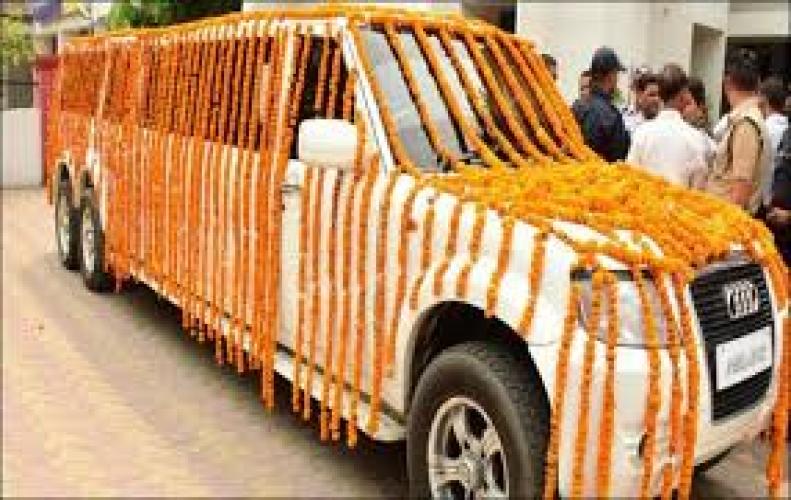 फूलो से सजी हुई गाड़ियों में दूल्हा -दुह्लन की जगह कोई और, पुलिस हुई गुमराह फूलो से सजी हुई गाड़ियों में दूल्हा -दुह्लन की जगह कोई और, पुलिस हुई गुमराह