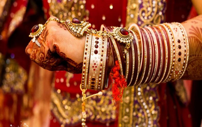 शादी में दुल्हन के लिए खास चुडों की डिजाईन
